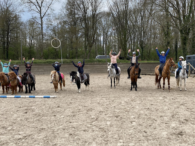 Cavaliers heureux et souriants à cheval aux Écuries d'Ergal